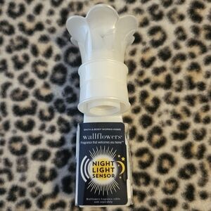 Bath & Body Works Pearl White Night Light Sensor Wallflowers Bulb Holder, NWT